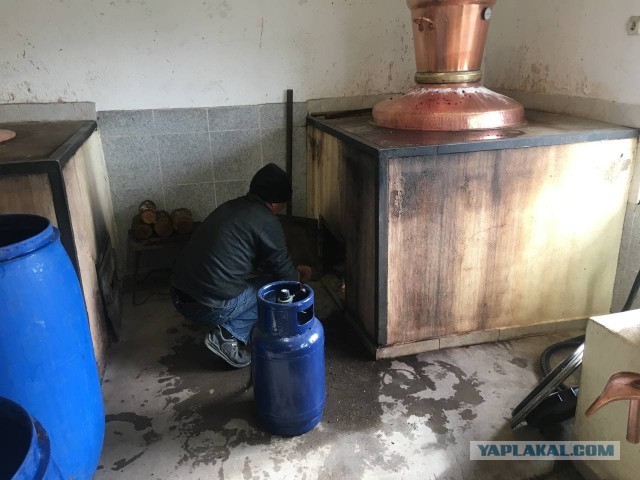 На первом канале сюжет о запрете самогонных аппаратов
