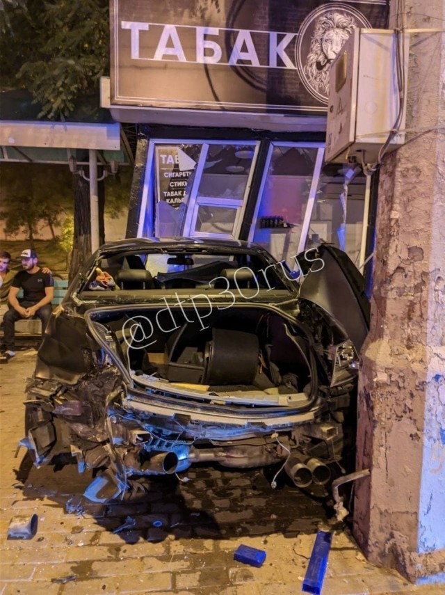 В центре Астрахани иномарка насмерть сбила мужчину и врезалась в столб