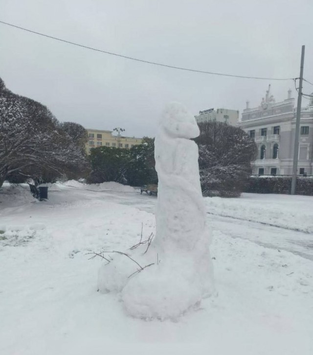 Трактор снес огромный снежный член