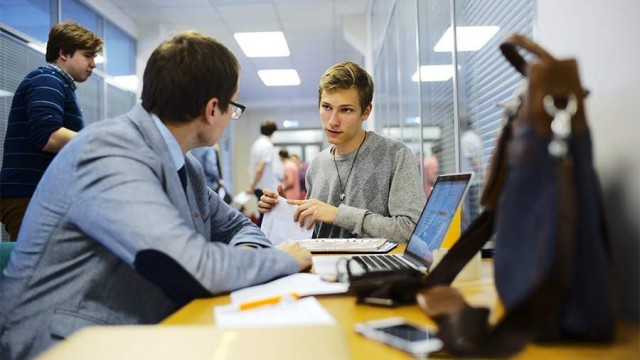 Дефицит кадров заставляет компании брать всё больше сотрудников без опыта