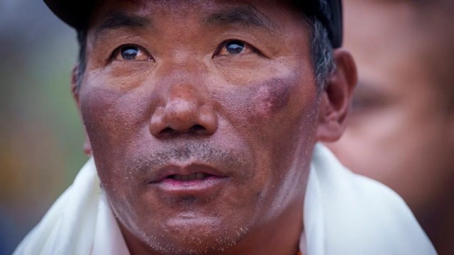 Гид из Непала установил новый рекорд, покорив Эверест в 29-й раз
