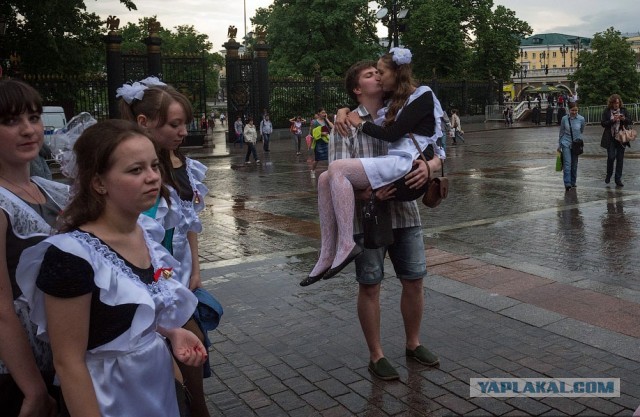 Школьницы на последнем звонке 2013