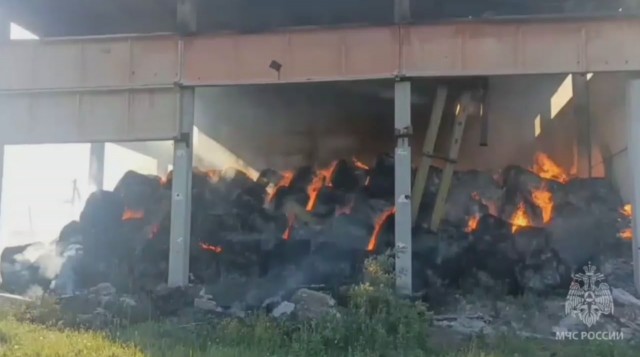 Первоклассник из любопытства сжег 400 тюков сена в омском селе