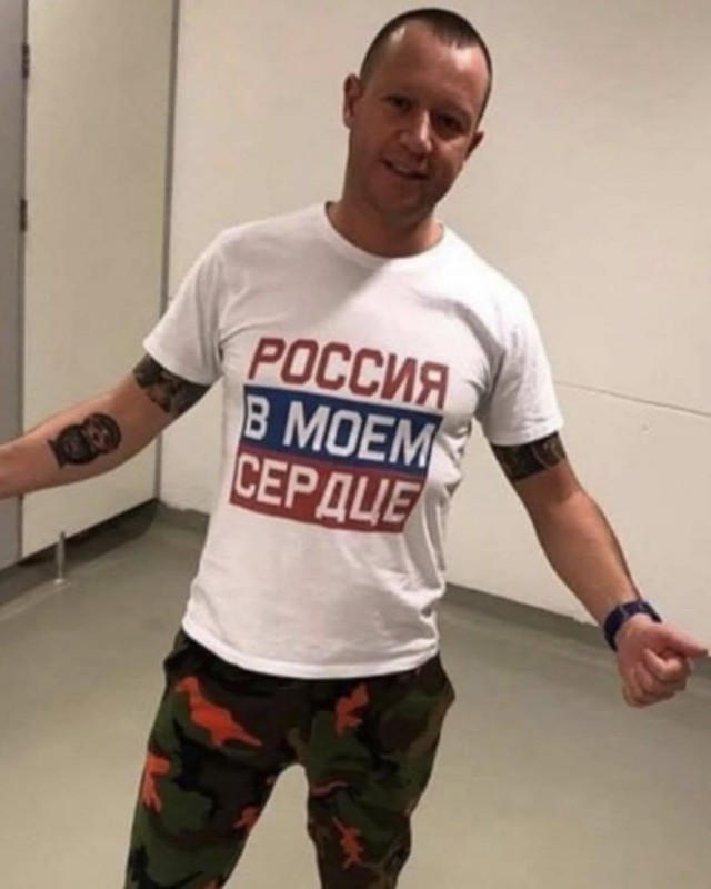 "Что ты не в окопе сидишь, е*аное чмо?! Какой ты швейцар, г*вно е*аное! Что ты, бл*ть, против русских имеешь?!"