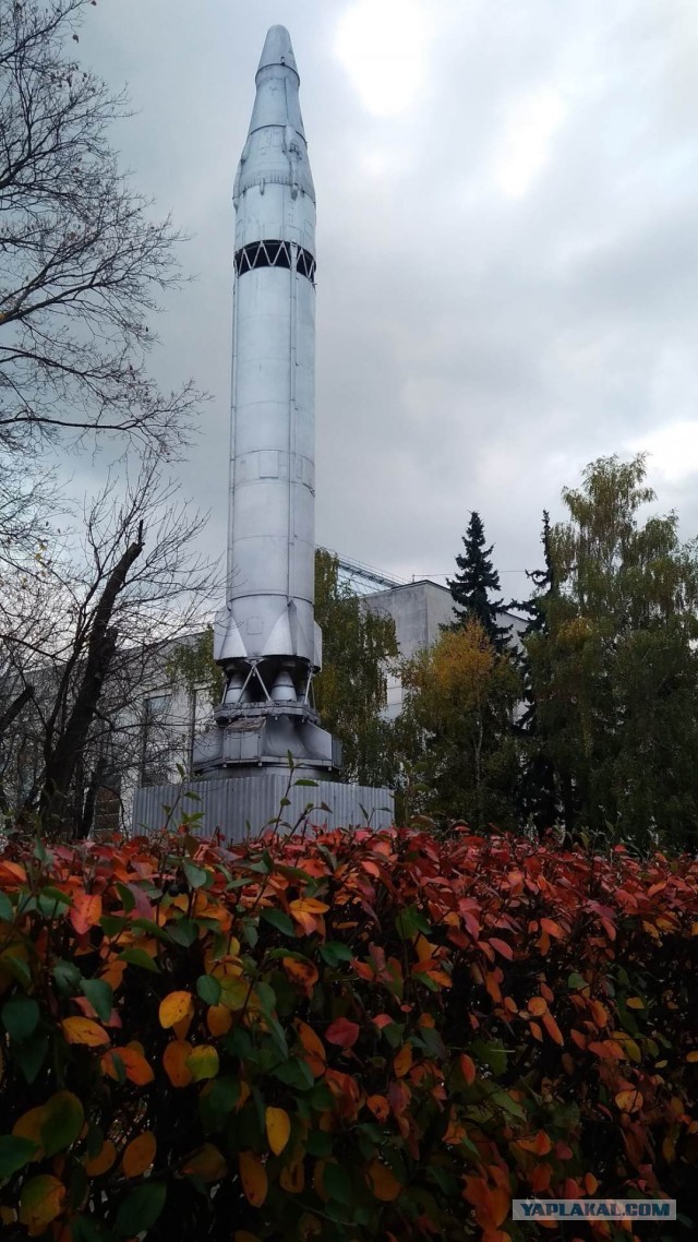 В западных соцсетях завирусился кадр с гигантской ракетой прямо во дворе — речь о памятнике «Союз-У» в Байконуре
