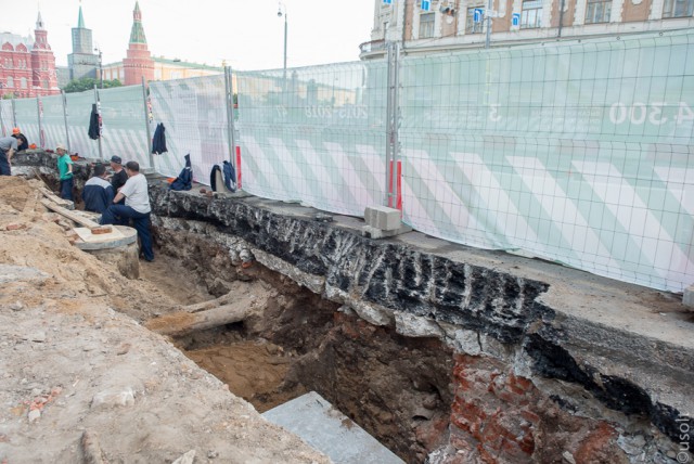 Археологические работы на Тверской в Москве: докопались до деревянных мостовых!