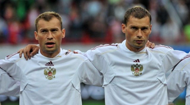 Знаменитости и их родные братья с сестрами