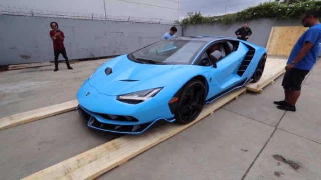 Распаковка суперкара Lamborghini Centenario