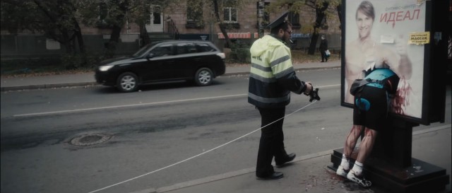 Залипла в смартфон. В метро Петербурга девушка пробила головой стеклянную дверь