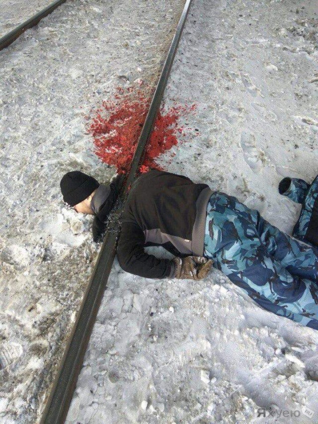 Выживет ли человек, если ляжет под движущийся поезд между рельсов