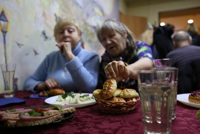 Ланч и никакого бизнеса: в Питере открыли кафе, где стариков кормят бесплатно