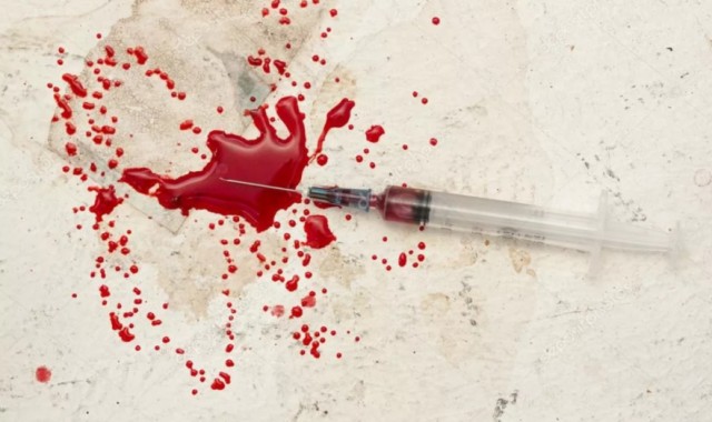 Челябинскому фельдшеру в глаз попала кровь больного СПИДом. Медику больше суток не выдают препарат для профилактики