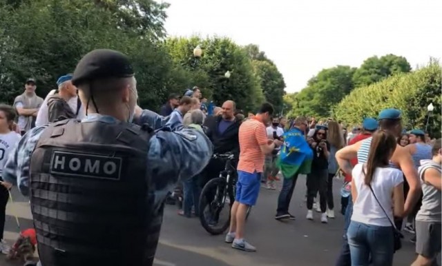 Бойцы ВДВ подрались с росгвардейцами в Парке Горького 