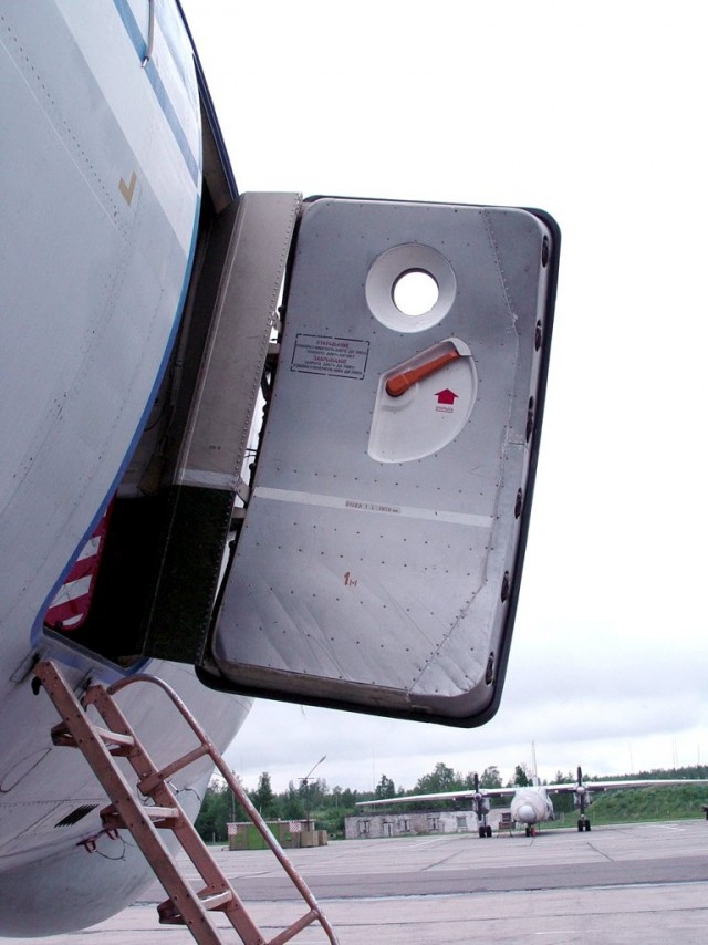 Как открыть а50. Как открыть а50. Samsung a7 крышка. Домофон метаком мк 10. Женский туалет в самолете.