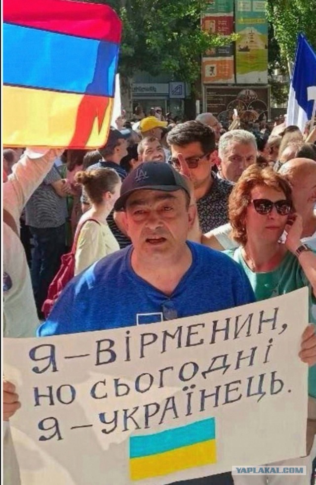 Сотни протестующих в центре Еревана требуют выхода из ОДКБ