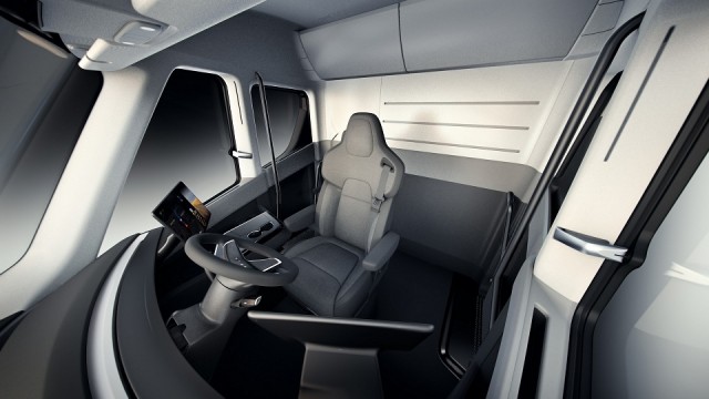 Электрогрузовик Tesla Semi массой почти 37 тонн проехал 804 км без подзарядки