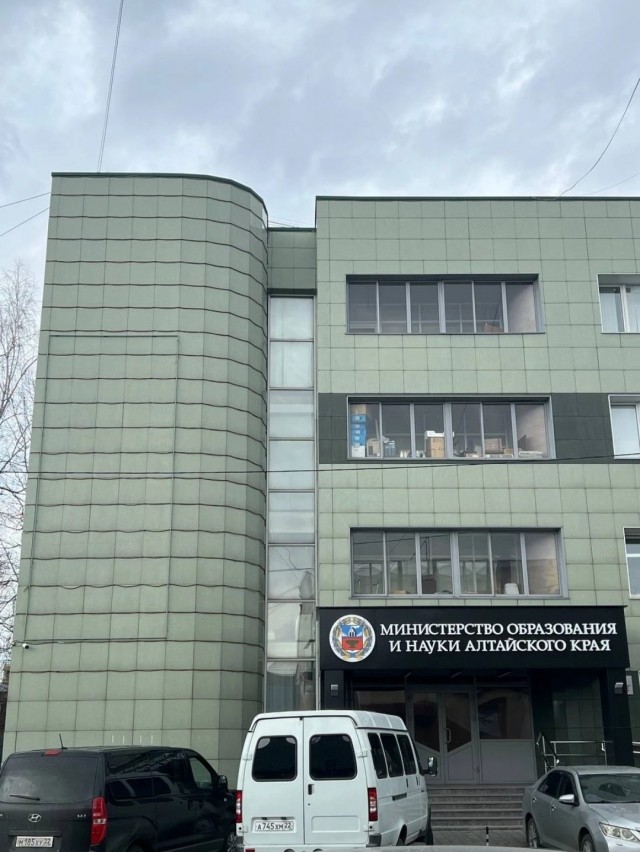 В Барнауле баннер ко Дню Победы сгенерировали нейросетью — у одного из солдат на нём шесть пальцев