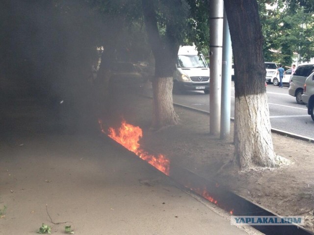 В Алматы в центре города взорвался бензовоз