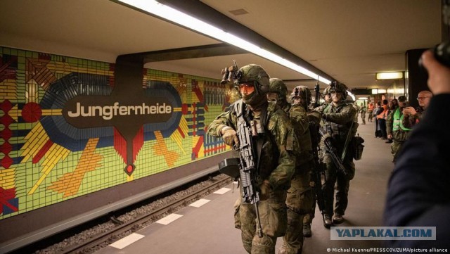 Солдаты в метро Берлина - учения бундесвера