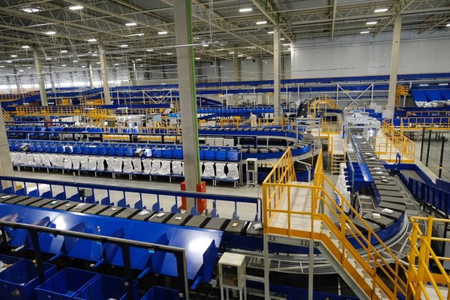 Слишком много подарков. Россияне столкнулись с задержками зарубежных посылок