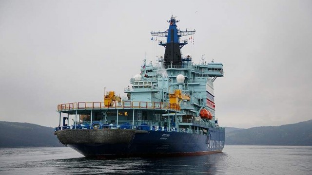 Российские ледоколы пришли на помощь застрявшим в водах Финляндии судам