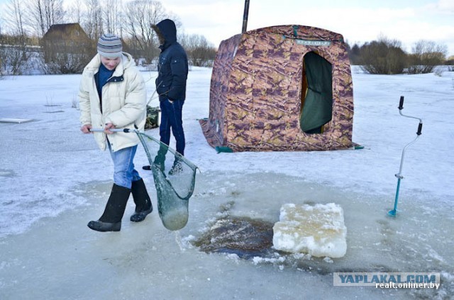 Баня на льду замерзшей реки