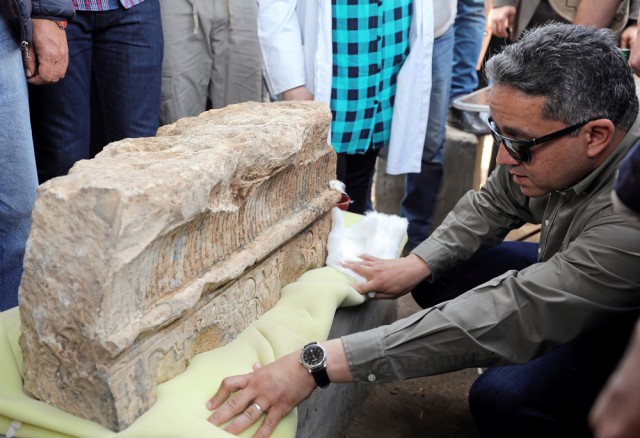 Египетские и немецкие археологи обнаружили восьмиметровую статую из кварцита