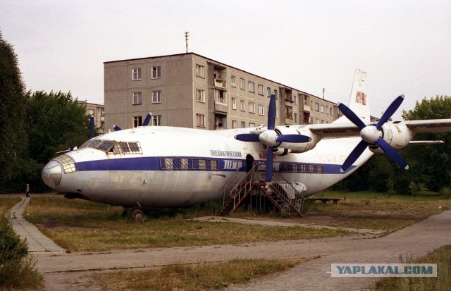 Самолет во дворе
