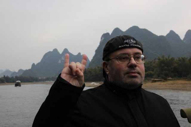 Георгий не ссорится с русскоязычными людьми в других странах. Будь как Георгий