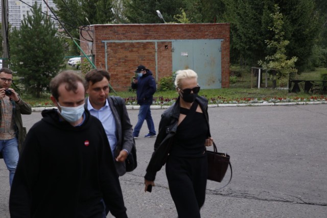 Алексей Навальный находится без сознания после отравления и экстренной посадки самолета в аэропорту Омска