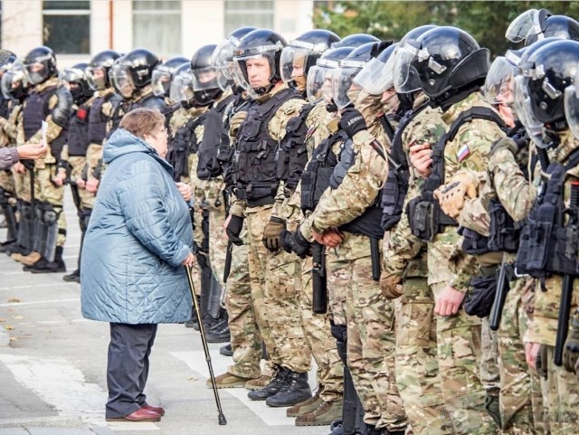 Разозлили: камень полетел в правительство Хабаровского края после разгона митингующих ОМОНом