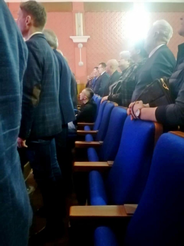 «Забил ноги сильно, еле стоял». Депутат в Малоярославце решил посидеть во время исполнения гимна