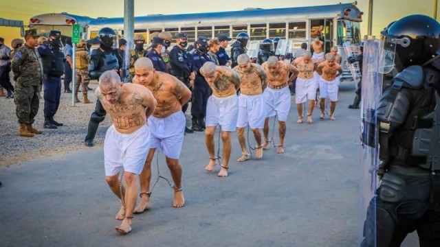 В Сальвадоре открылась мега-тюрьма для гангстеров
