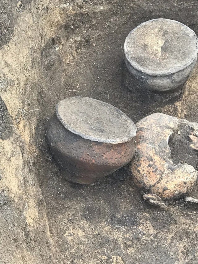 На стройке в Белгороде обнаружили 20 старинных погребений второго тысячелетия до нашей эры
