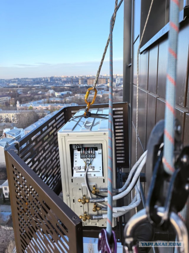К жительнице Москвы пришёл устанавливать кондиционер мастер с нулевым инстинктом самосохранения