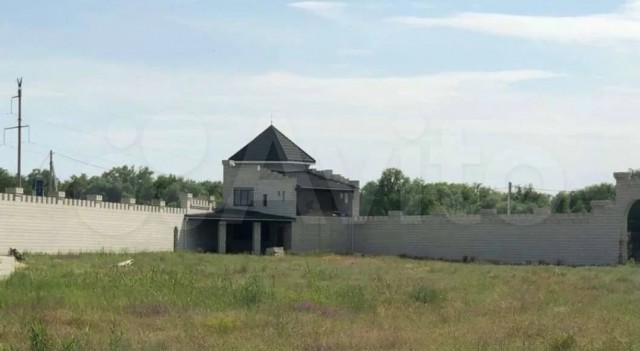 Под Волгоградом продают замок — личную крепость с башнями для лучников выставили за ₽40 млн.
