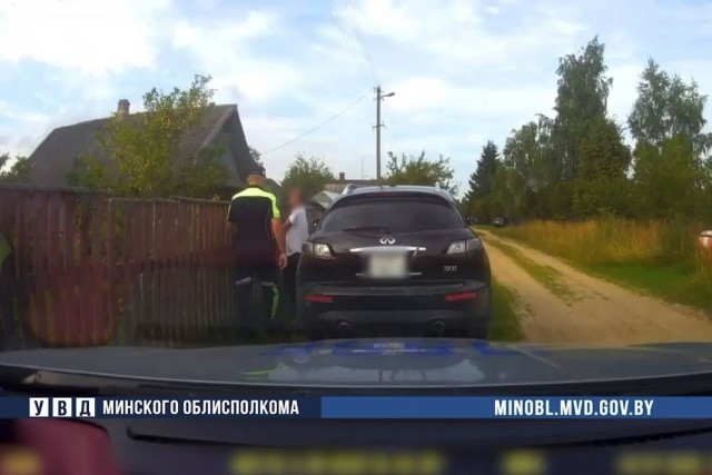 Пьяная автоледи на Infiniti предложила сотруднику ГАИ 3000 рублей за «решение вопроса» - тот честно отказался и записал видео