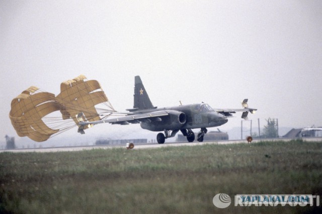 Штурмовик Су-25 впервые приземлился на шоссе