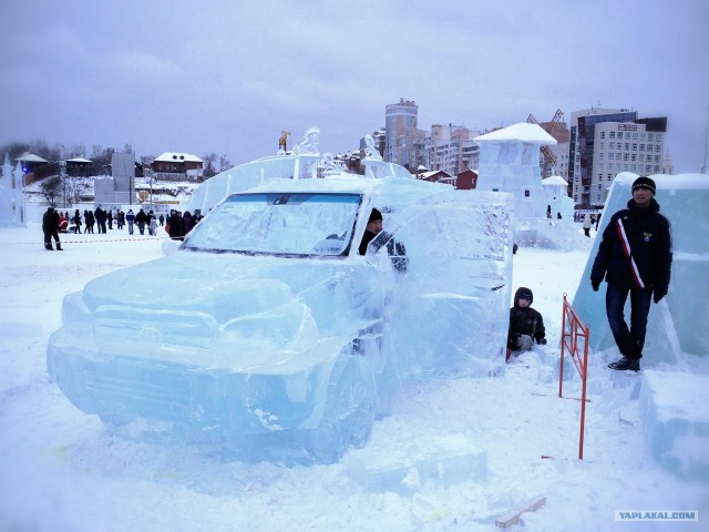 Пацанчики в снежном авто