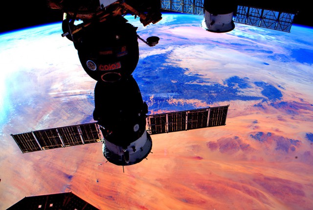 Гибралтарский пролив. Слева Европа, справа Африка. Сегодняшнее фото астронавта Тима Копра