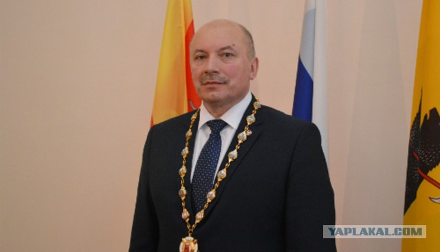 Провинциальный город в Ярославской области продолжает жить под управлением извращенца!