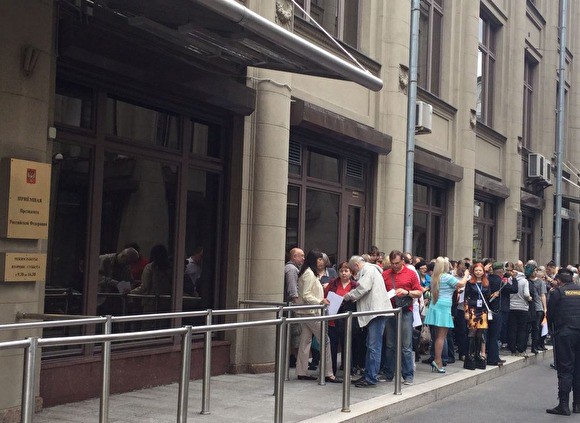 У здания администрации президента началась акция против пенсионной реформы