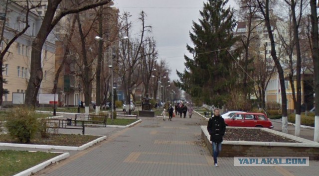 Игорь Верник на джипе прокатился по пешеходной улице в Москве