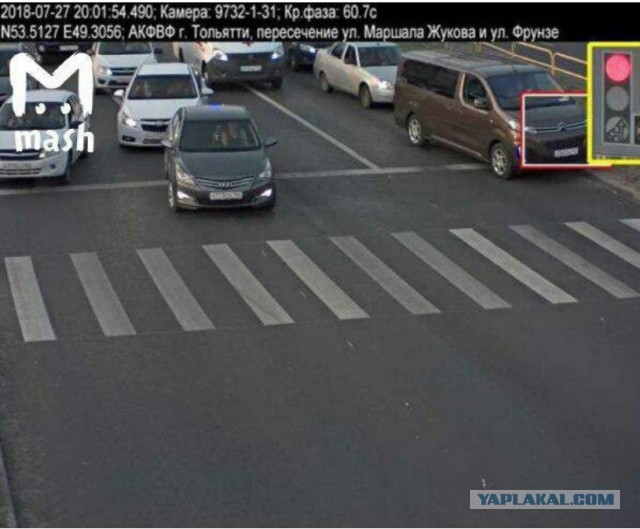 Быдло не пропускает и учит Скорую на дороге