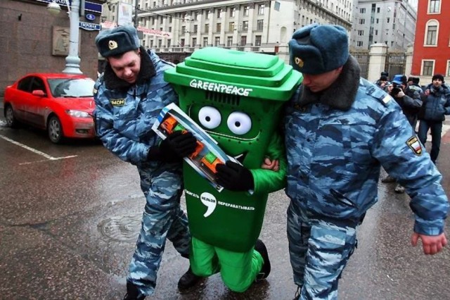 Мужчину оштрафовали на 10 000 рублей за прогулку в костюме бумажного стаканчика по Москве, которая прошла в сентябре