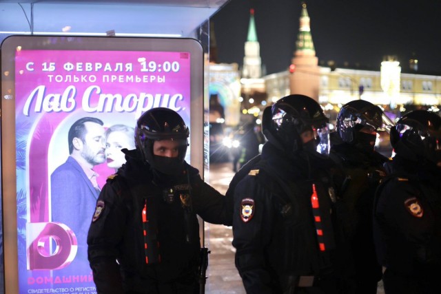 "Страна, которой нет" и "Полная дичь". Фото силовиков на фоне вывесок и надписей