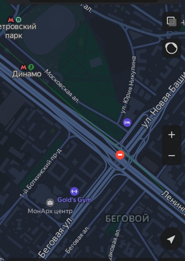 В Москве тяжёлый грузовик не вписался в поворот и рухнул с эстакады Ленинградского проспекта прямо на проезжую часть