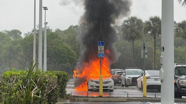 Мать года: машина с детьми загорелась, пока их мать грабила магазин во Флориде