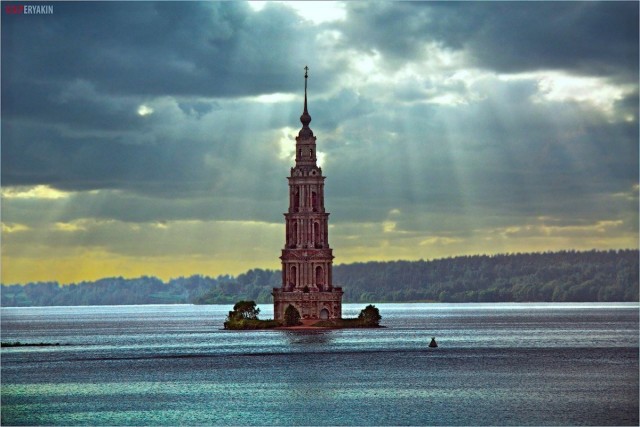 Почему до сих пор стоит затопленная колокольня в Калязине?