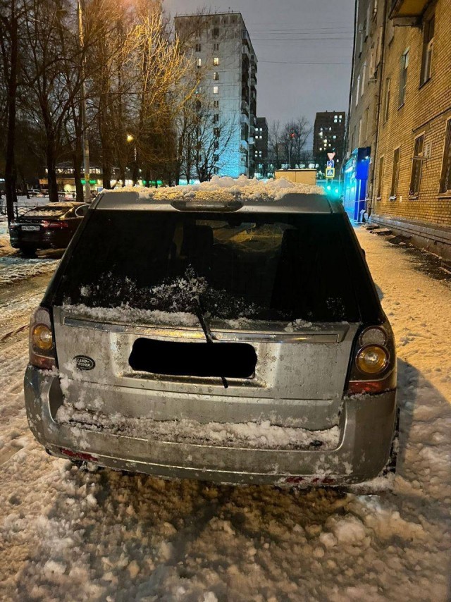 Беспощадная чистка льда с крыши дома в Москве